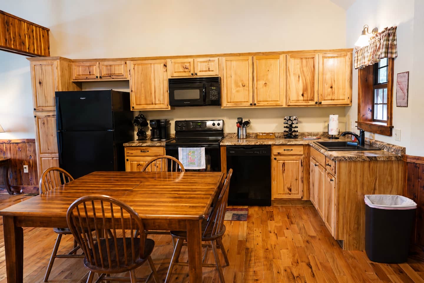 Full kitchen · dining table